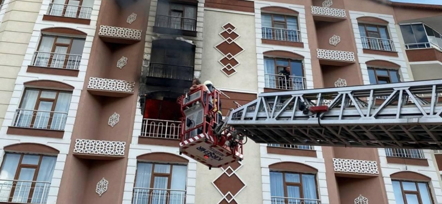 Kırşehir'de yangında mahsur kalanları itfaiye kurtardı