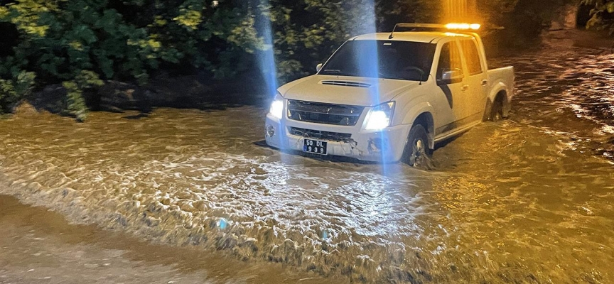 Nevşehir'de sağanak sele dönüştü: Evlerin bahçe duvarı yıkıldı