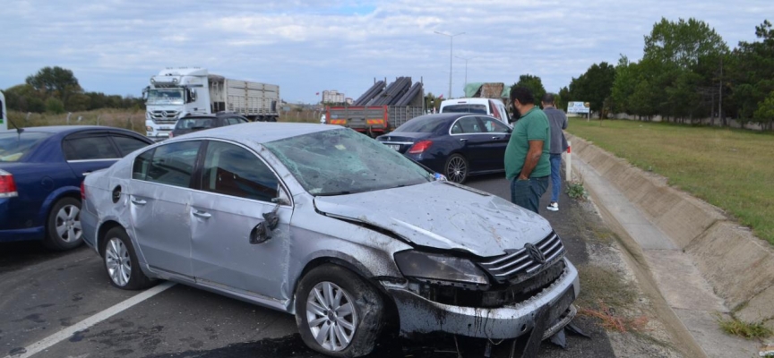 Lastiği patlayan otomobil takla attı