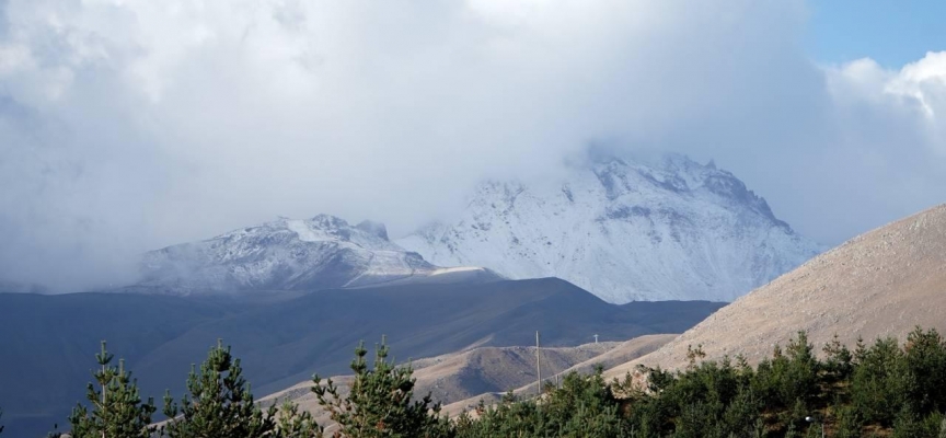 Erciyes Dağı'na kar yağdı