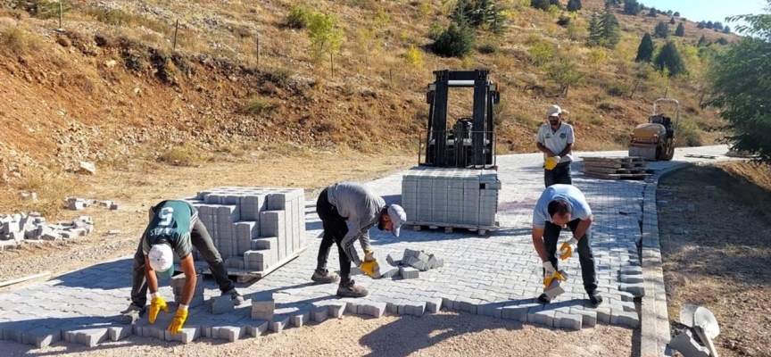 Göksun'da asfalt ve parke taşı çalışmaları sürüyor