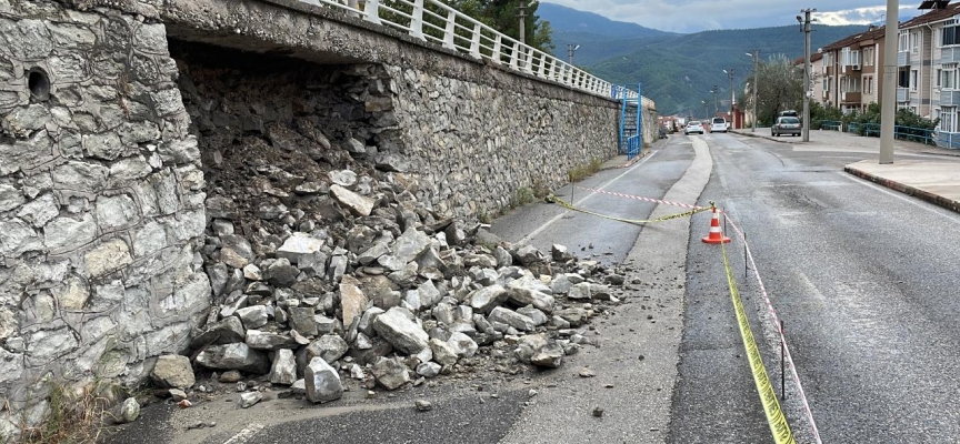 Karabük'te sağanak nedeniyle üst yolun duvarı çöktü