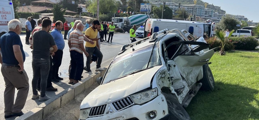 Alanya'da ambulansla kamyonetin çarpıştığı kazada 8 kişi yaralandı