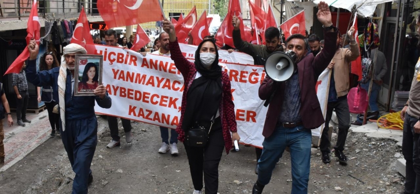 Hakkari'de çocukları dağa kaçırılan aileler HDP önündeki eylemlerini sürdürdü