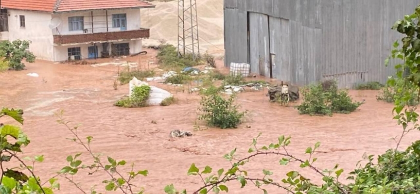 Bartın'da sağanak nedeniyle dere taştı