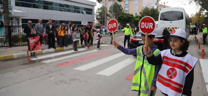 Öğrenciler trafik polisi oldu, trafik kurallarına dikkat çekti