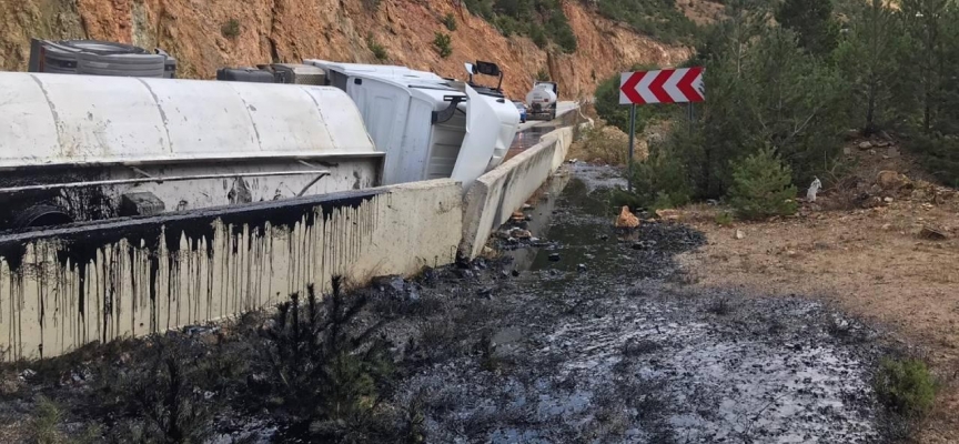 Virajı alamayan asfalt tankeri yan yattı: 1 yaralı