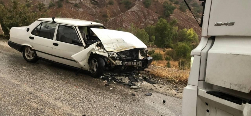 Erzincan'da otomobil ile tır çarpıştı: 3 yaralı