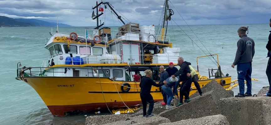 17 personeli bulunan balıkçı teknesi karaya oturdu