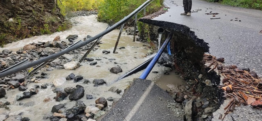 Hatay'da sağanak nedeniyle yol çöktü