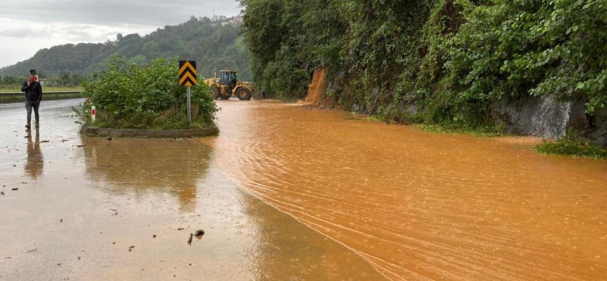 Rize'de sağanak: Yollar göle döndü