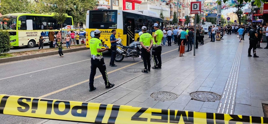 Kıyafeti kapıya sıkışan kadın otobüsün altında kaldı