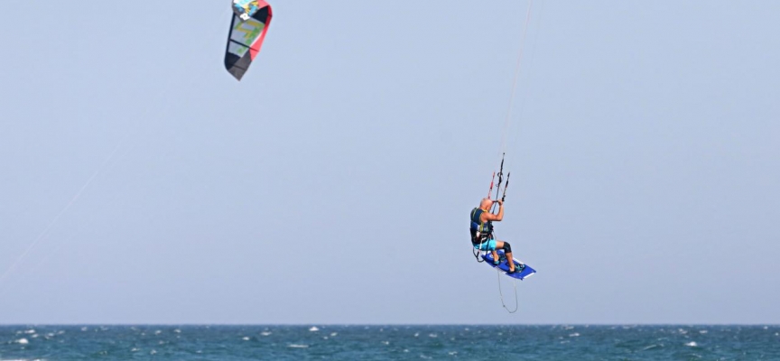 Kitesurf tutkunları Samsun'da bir araya geldi