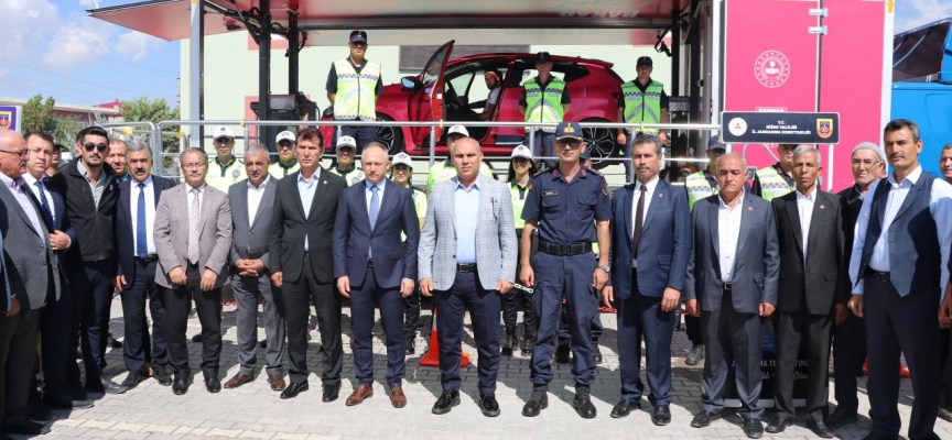 Niğde'de çiftçilere traktörlerine takmaları için reflektör dağıtıldı