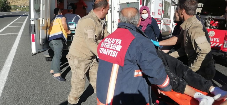 Tırla hafif ticari araç çarpıştı: 3 ölü