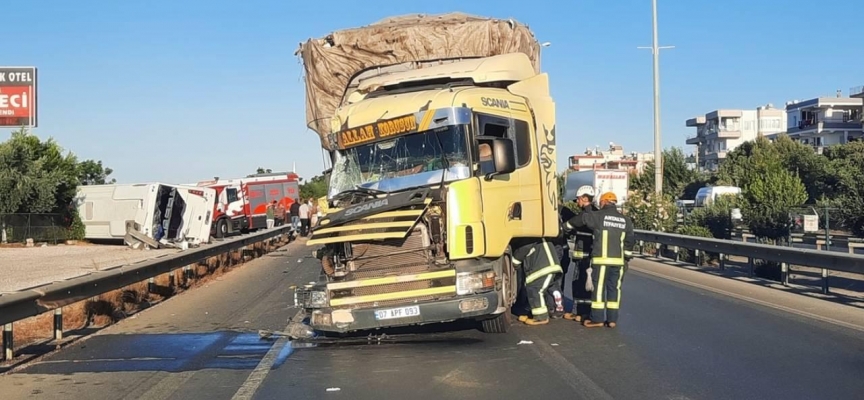 Alanya'da tır ile yolcu midibüsü çarpıştı: 3 yaralı