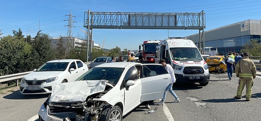 TEM Otoyolu'nda zincirleme kaza: 8 yaralı