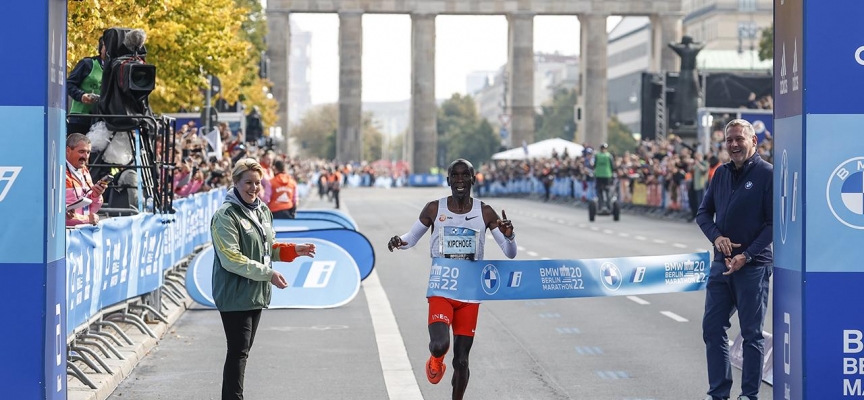 Kenyalı atlet Eliud Kipchoge kendisine ait dünya rekorunu geliştirdi