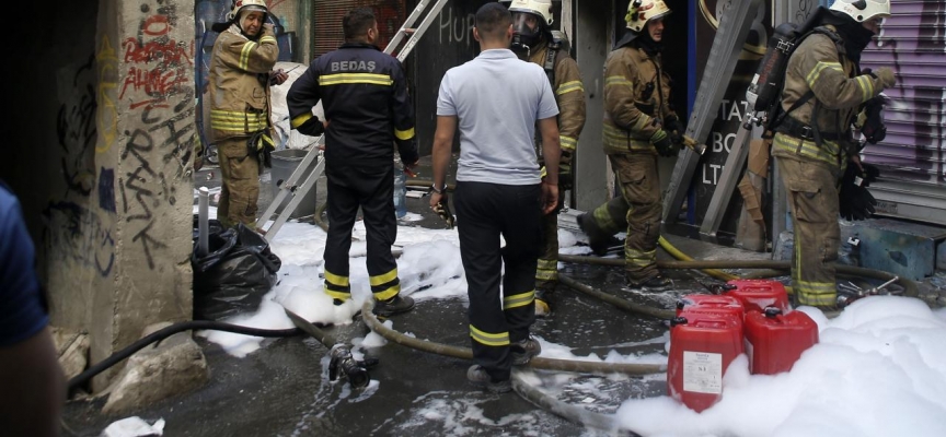 Beyoğlu'nda boya imalathanesinde yangın