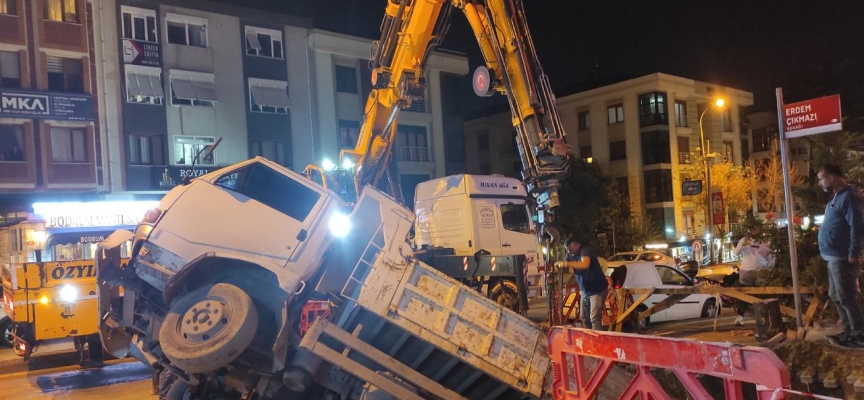 İSKİ'nin çalışması sırasında çukura düşen kamyonet çekiciyle çıkarıldı