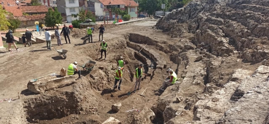 "Sezar'ın Kalesi"nde antik tiyatro gün yüzüne çıkarılıyor