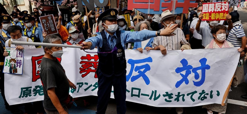 Eski Japon Başbakan Abe'nin cenazesi için düzenlenecek devlet töreni protesto edildi