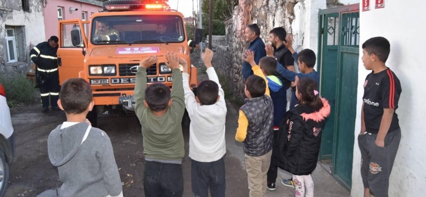 Kars'ta yangın ihbarına giden itfaiye ekibine sürpriz kutlama