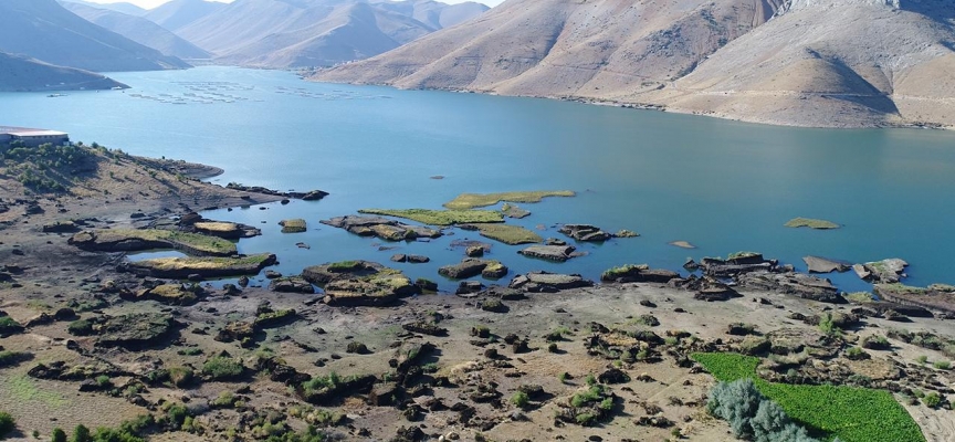 Su seviyesi azaldı, "yüzen adalar" karaya oturdu