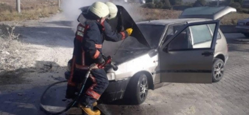 Tavşanlı'da park halindeki otomobil alev aldı