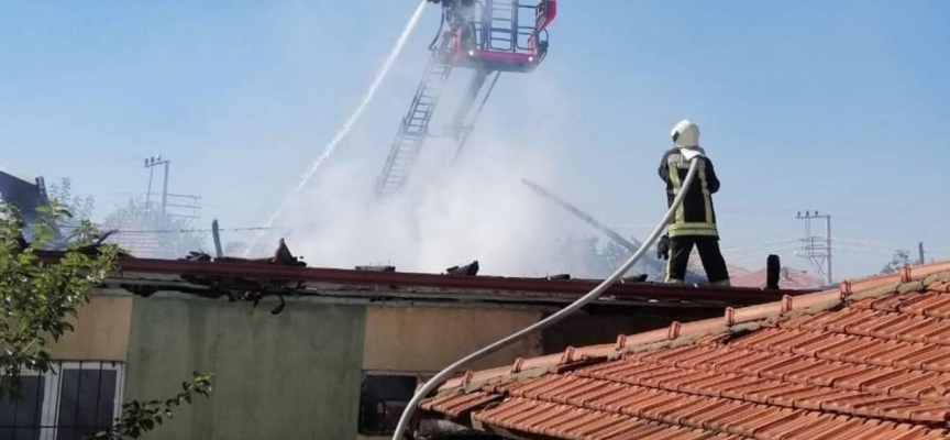 Denizli'de çıkan yangında bir ev, depo ve traktör hasar gördü