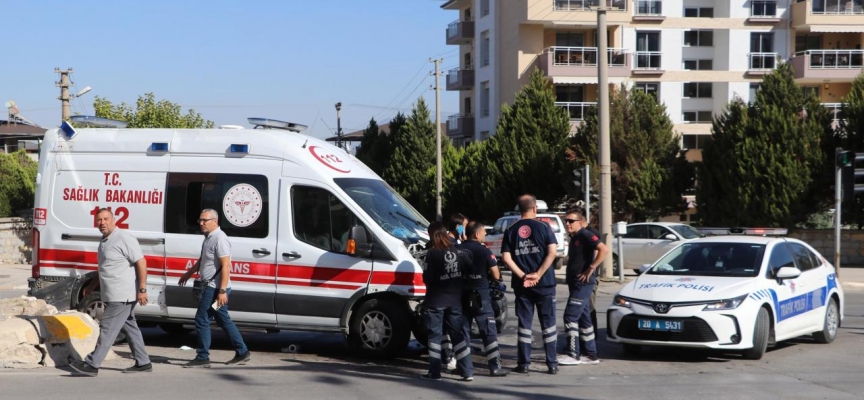 Hasta taşıyan ambulans ile ticari araç çarpıştı: 5 yaralı