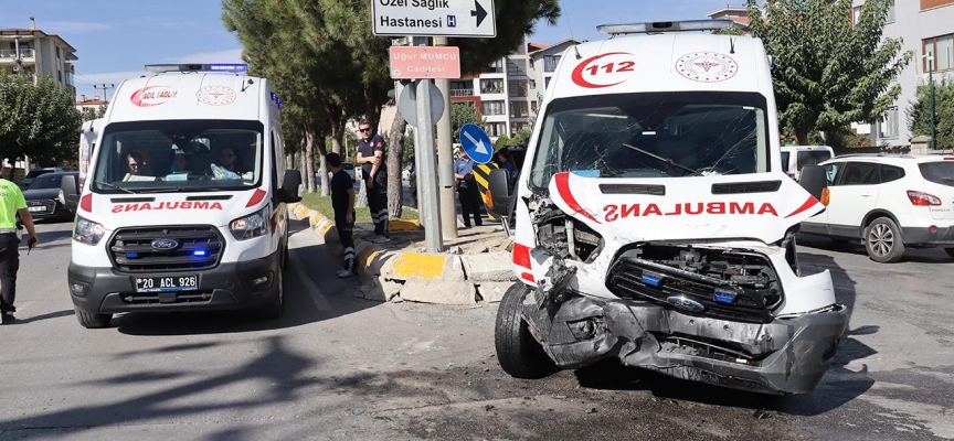 Denizli'de ambulansla hafif ticari araç çarpıştı: 5 yaralı