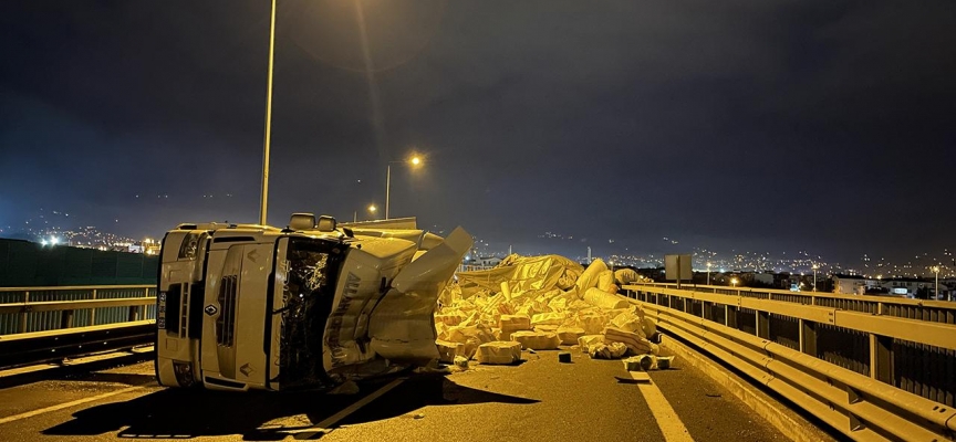 Kuzey Marmara Otoyolu'nda tır devrildi: Yol trafiğe kapandı