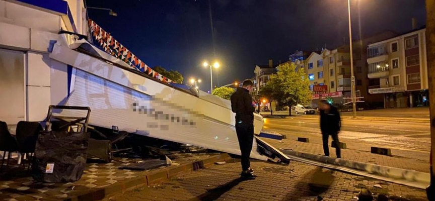 Direksiyon hakimiyetini kaybeden sürücü mağazaya girdi