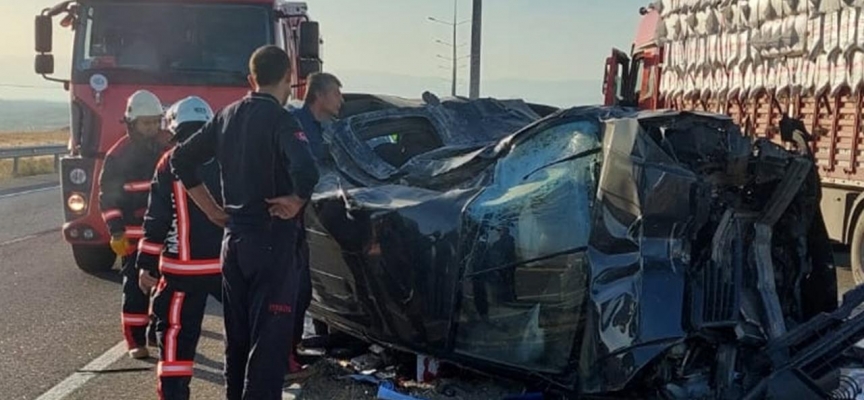 Malatya'da hafif ticari araç ile kamyon çarpıştı: 2 ölü