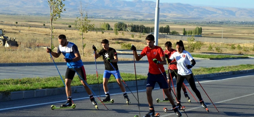 Muş'ta kayaklı koşu sporcuları asfaltta şampiyonalara hazırlanıyor