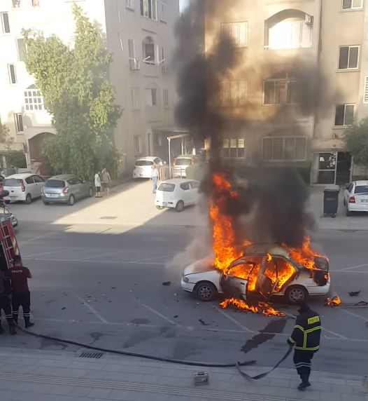 Lefkoşa’da araç yandı