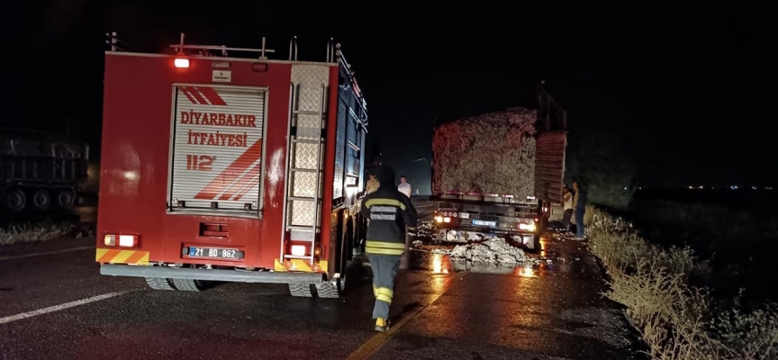 Diyarbakır'da pamuk yüklü tırda yangın çıktı, yol kapandı