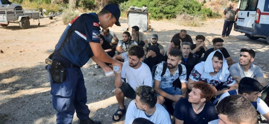 İzmir'de 156 düzensiz göçmen yakalandı