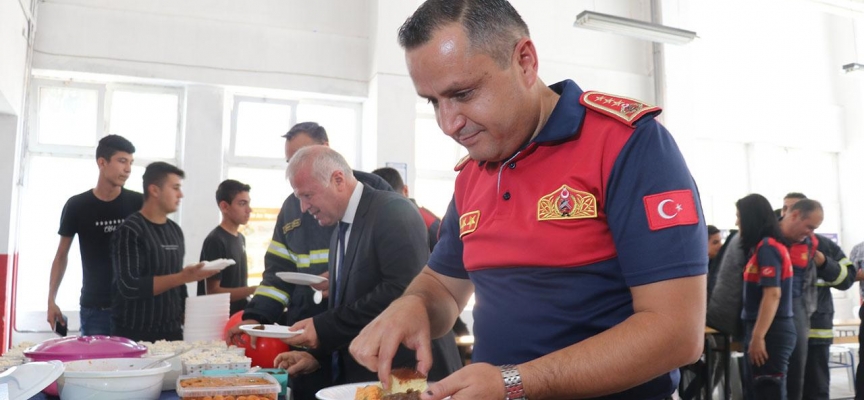 Burdur'daki lise öğrencilerinden itfaiye personellerine sürpriz kutlama