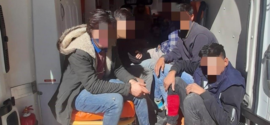 Ağrı'da özel ambulansta 12 düzensiz göçmen yakalandı