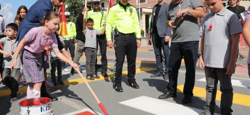 Sakarya ve Zonguldak'ta yaya geçitleri "yayalara öncelik" için kırmızıya boyandı