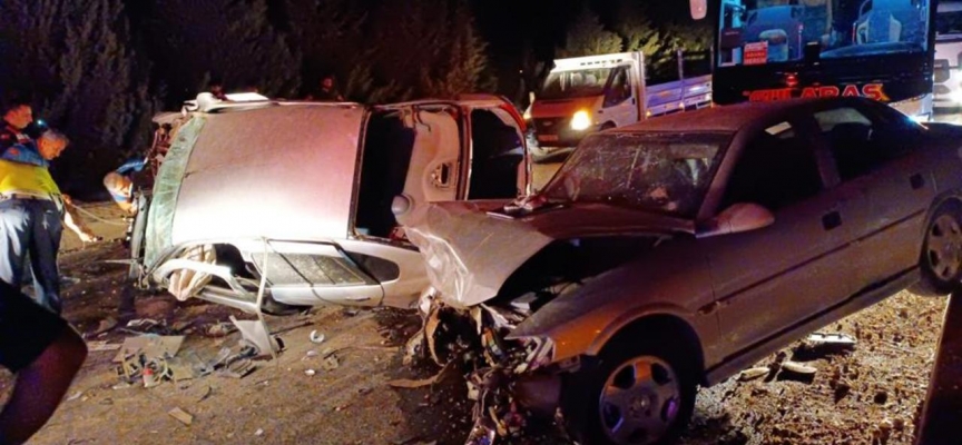 Adıyaman'da iki otomobil kafa kafaya çarpıştı: 5 yaralı