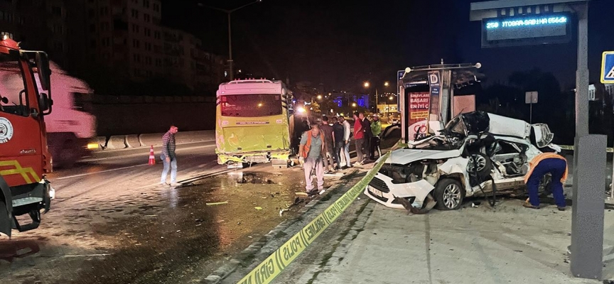 Kocaeli'de kontrolden çıkan araç otobüse ve durağa çarptı: 1 ölü, 2 yaralı