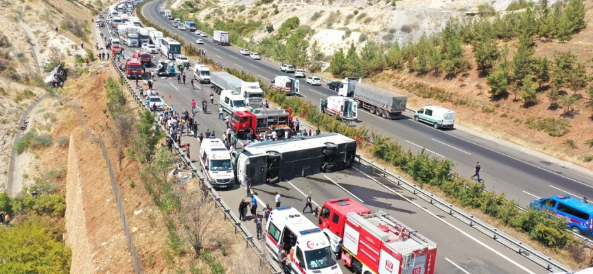 Gaziantep'teki feci kazada yeni detay: Şoför perdeyi düzeltirken hakimiyeti kaybetmiş