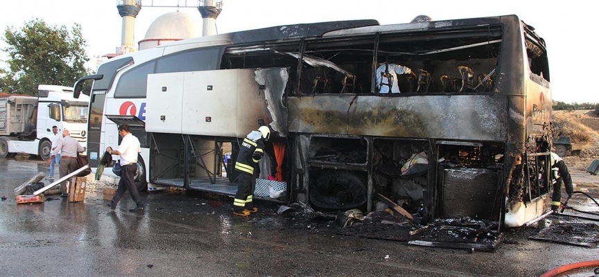 Manisa'da seyreden yolcu otobüsü alev aldı