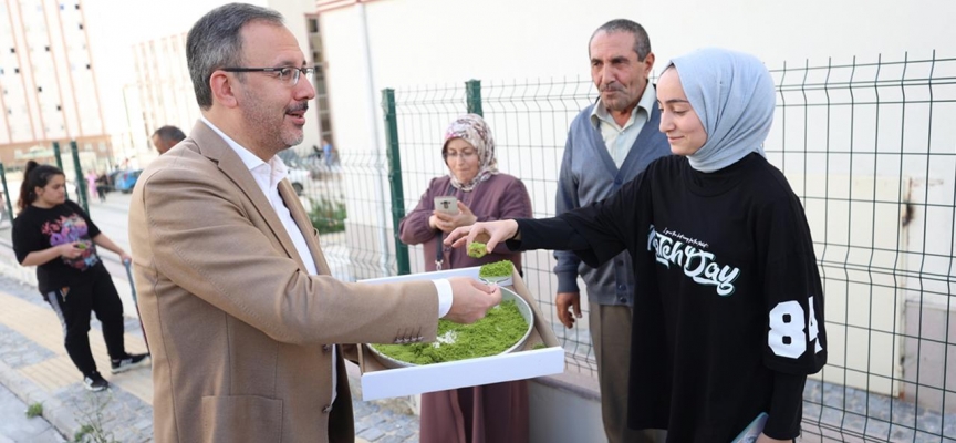 Bakan Kasapoğlu öğrenci ve velilere baklava ikram etti