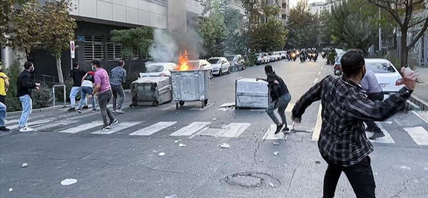 Tahran'da gösteri düzenleyen öğrencilere polis müdahale etti