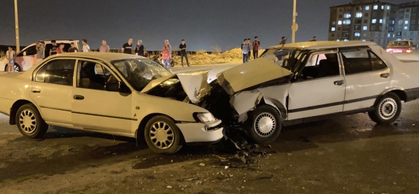 Gaziantep'te iki otomobil kafa kafaya çarpıştı: 10 yaralı