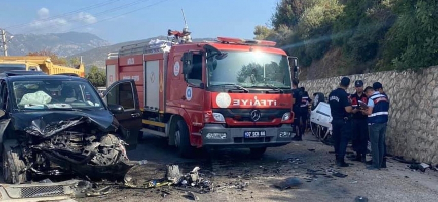 Antalya'da trafik kazası: 2 ölü, 3 yaralı